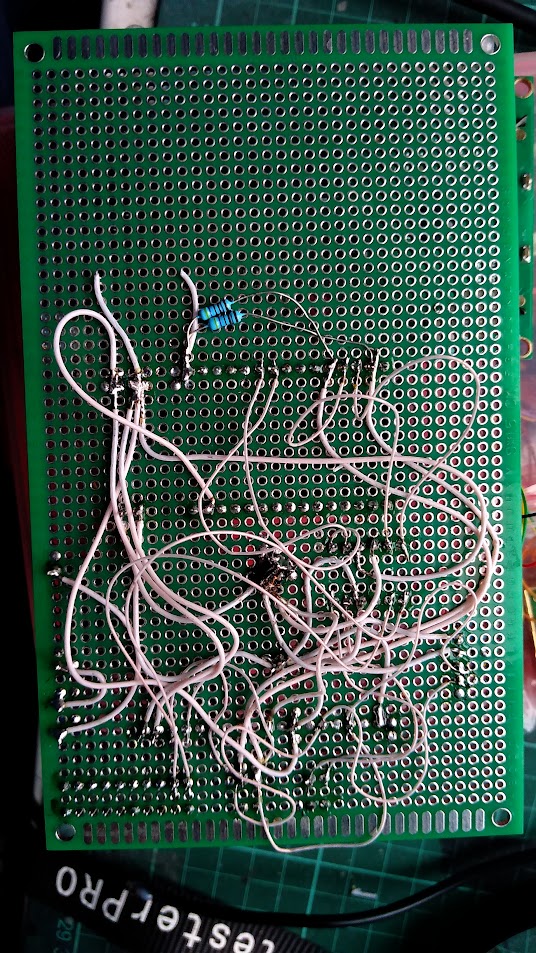 Беспорядок из проводов платы вокруг ESP32